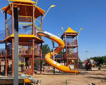 【陸地】無動力攀爬旋轉滑道游樂設備廠家