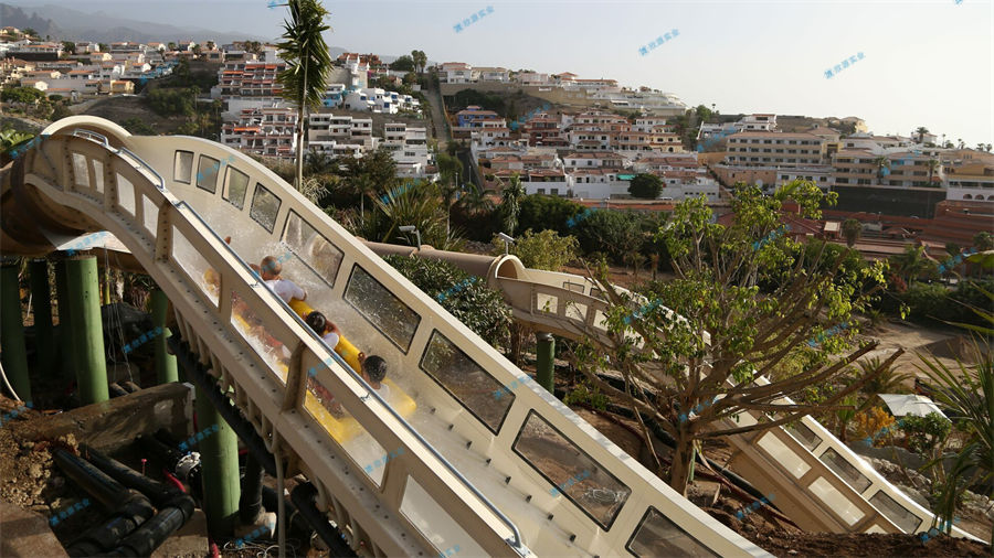 水上游樂設施水滑梯帶來奇妙的體驗