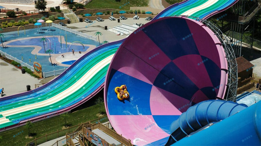 人工造浪設備讓你置身于室內享受海邊的快感